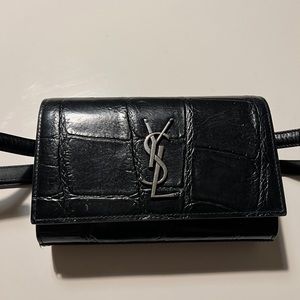 KATE BELT BAG IN GRAIN DE
POUDRE-EMBOSSED
LEATHER